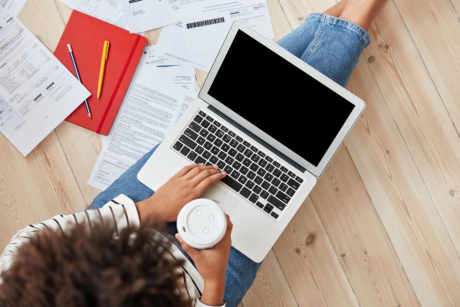 Estudiantes en aula moderna trabajando con análisis financiero